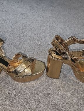 LIKE NEW - Zara Metallic Animal Print Platform Heel Sandals Gold.Small Scratch.